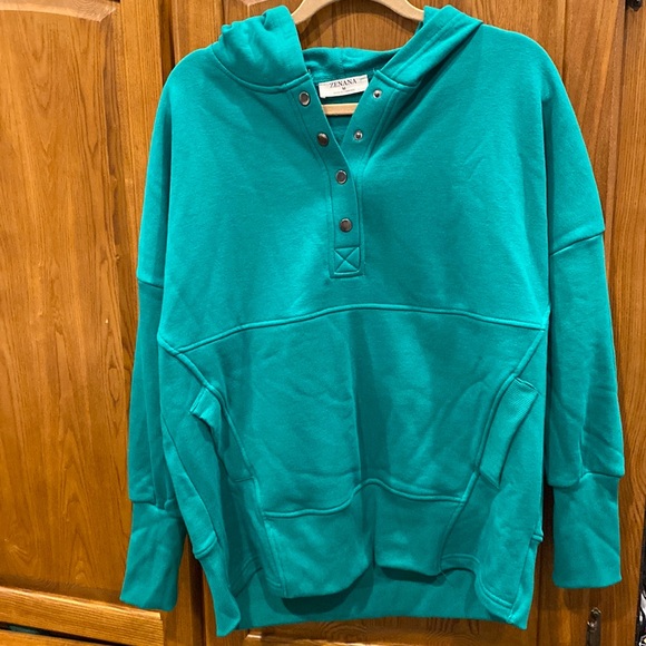 Zenana Outfitters Tops - NWOT Zenana snap hoodie size medium